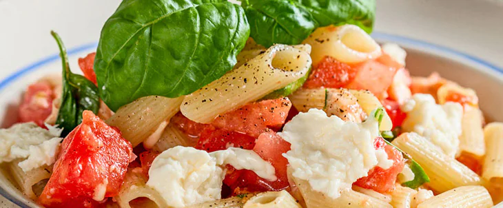 V_rske_tomati_ja_mozzarella_pasta.jpg